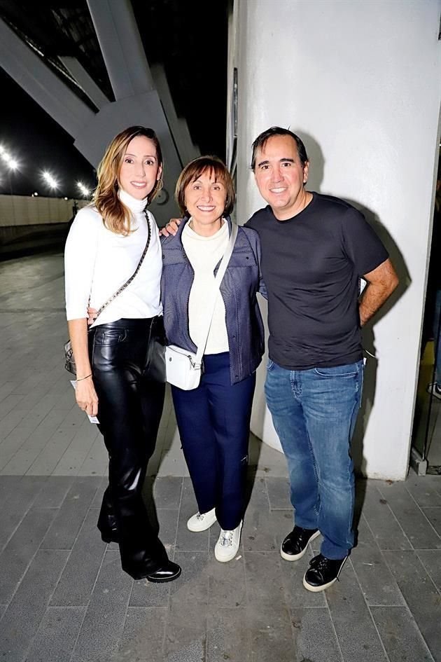 Sandra Muñoz de García, Martha de la Garza de García y Raúl García