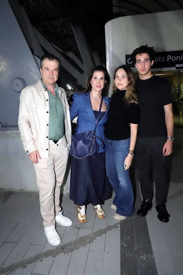 Christian Rodríguez, Erika Hernández, Constanza Rodríguez y Mateo Rodríguez