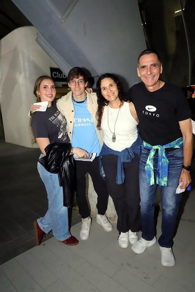 Valentina Figurka, Mateo Figurka, Sarita Zapala y Daniel Figurka