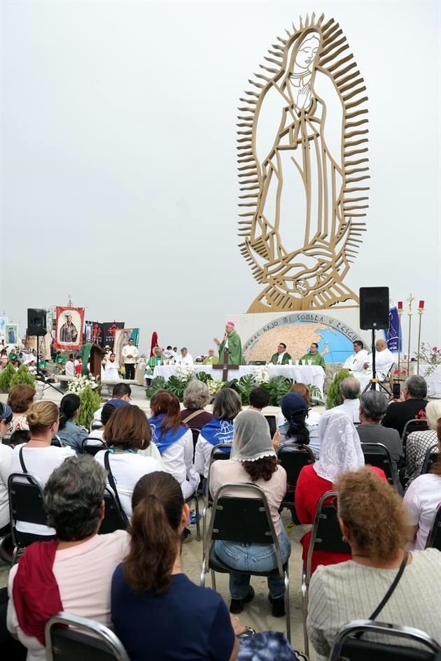 Visita pastoral y bendición de las obras de la cruz de Loma Larga.