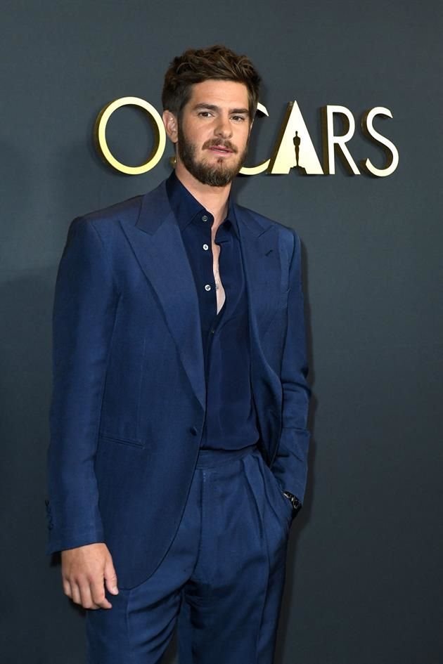 Andrew Garfield cambió el negro por el azul marino en su traje.