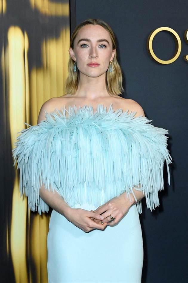 Saoirse Ronan robó miradas.