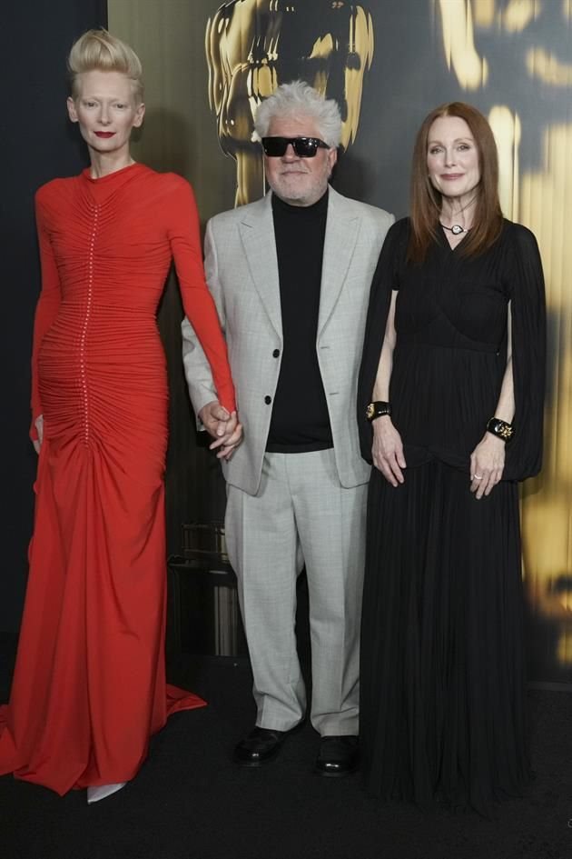 Tilda Swinton, el cineasta Pedro Almodovar y Julianne Moore en la foto del recuerdo.