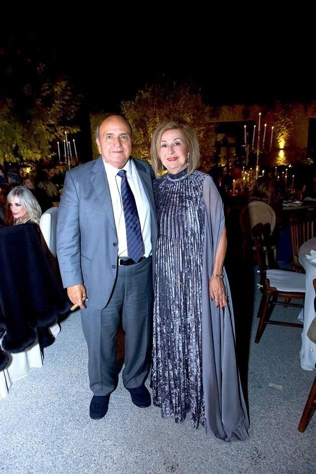 Carlos Muñoz Zepeda y Carmen Gracia de Muñoz, papás del novio