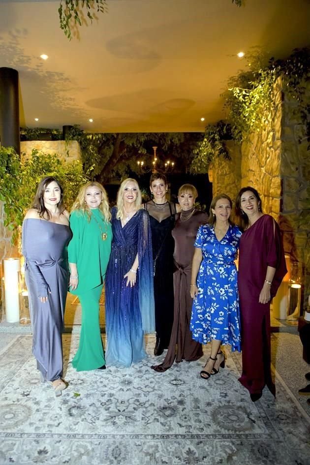 Marcia Roca de Meyer, Claudia Félix de Cavada, Mónica Orozco de Sanz, Melissa Orozco de Murillo, Yvette Morales de Ferrara, Elena Rodríguez de Ferrara y Maye Vielledent de Martínez