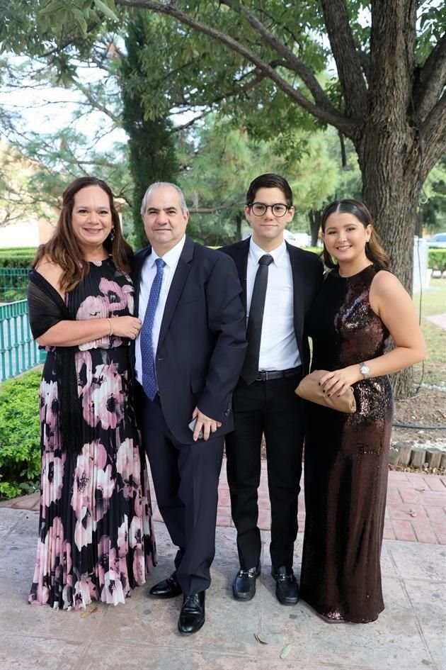 Judith Romero de Aldape, Javier Aldape, Patricio Aldape y Valeria Siller