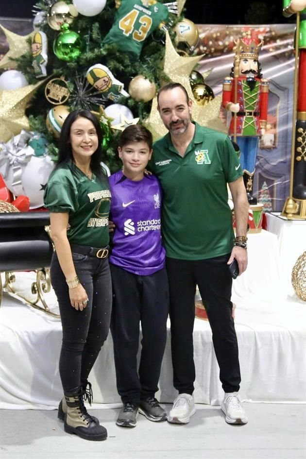 Maribel Martínez de Labastida y Jesús Labastida, presidentes del Club Avispones, con su hijo Patrizio Labastida Martínez