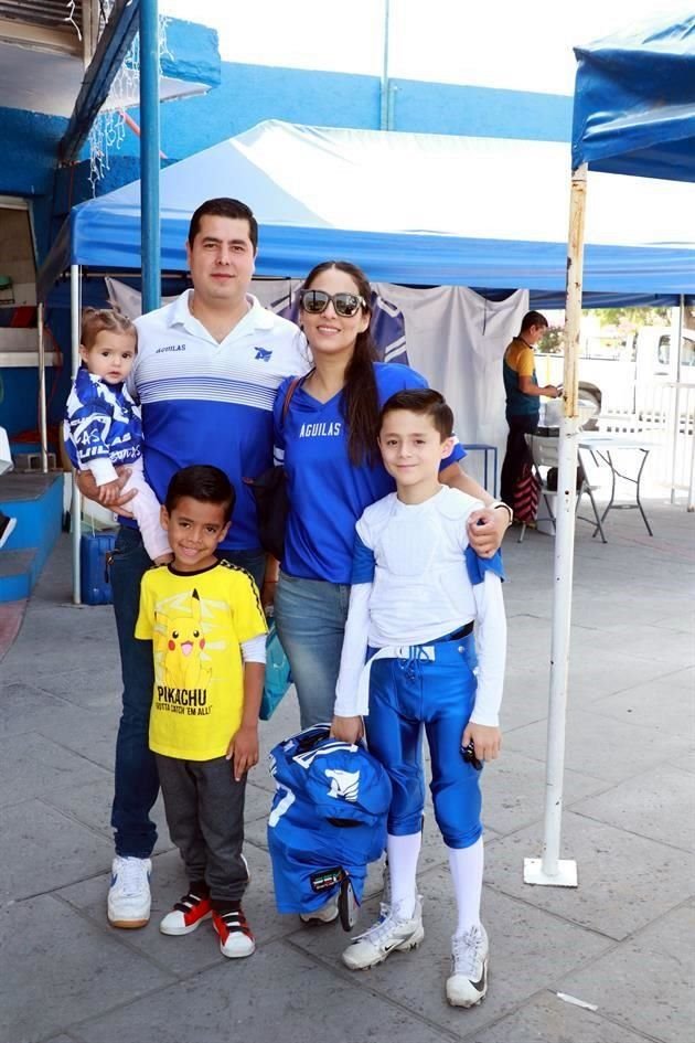 Fernanda Estrada Salas, Josuel Estrada, Marcela Salas, Eugenio Estrada y Rodrigo Estrada