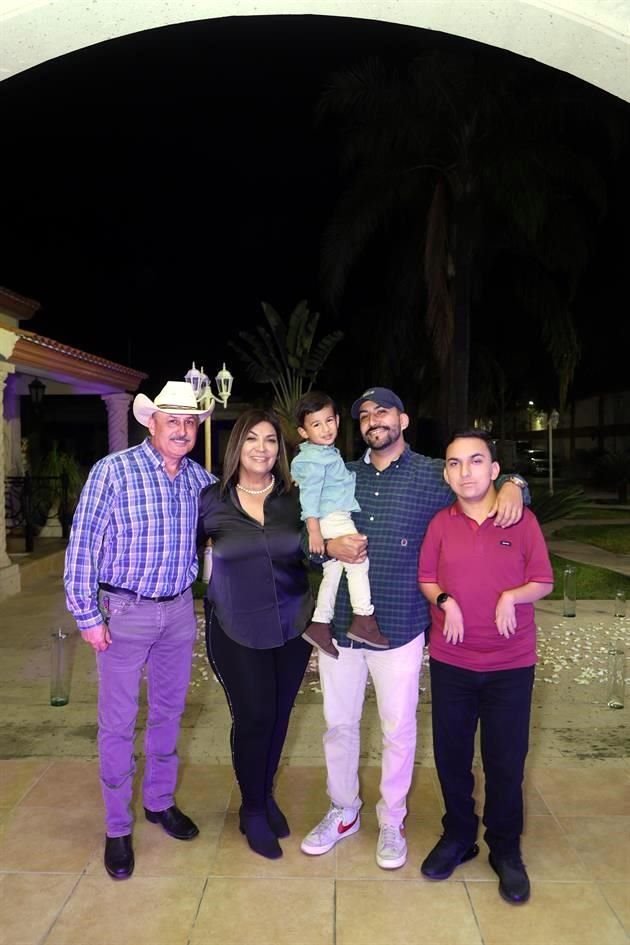 Azael Cavazos, Mary Carrizales Mata, André Cavazos, Gabriel Cavazos y Misael Cavazos