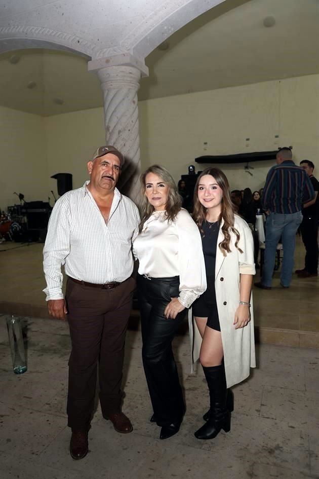 José Carrizales Mata, Lety Rendón y Marianna Carrizales