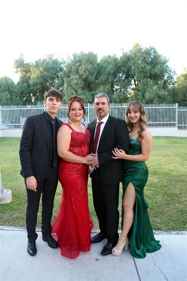 Juan Martínez, Dora Elizondo, Javier Martínez y Melisa Martínez