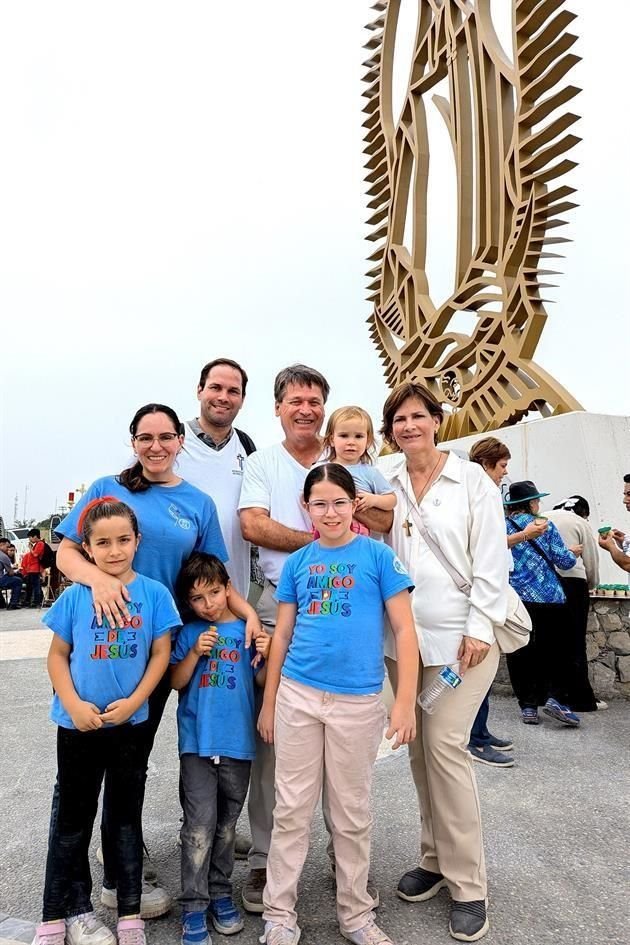 Ana Sofía Azcárraga de Montemayor, Jorge José Montemayor Cantú, Jorge Montemayor, Ileana Cantú de Montemayor, y Elisa, Mariana, Jorge David y Catalina Montemayor Azcárraga