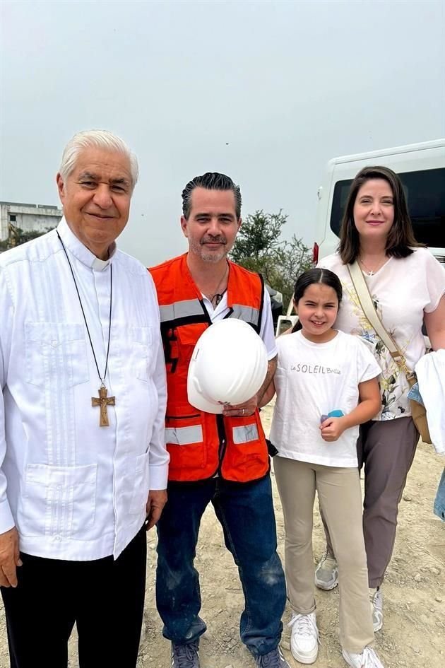 Arzobispo de Monterrey Rogelio Cabrera López, Andrés Maiz, Lucía Maiz Welsh y Vero Welsh de Maiz