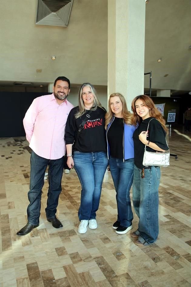 Alejandro Martínez, Liliana Peña, Brenda Gutiérrez y Victoria Bracamonte