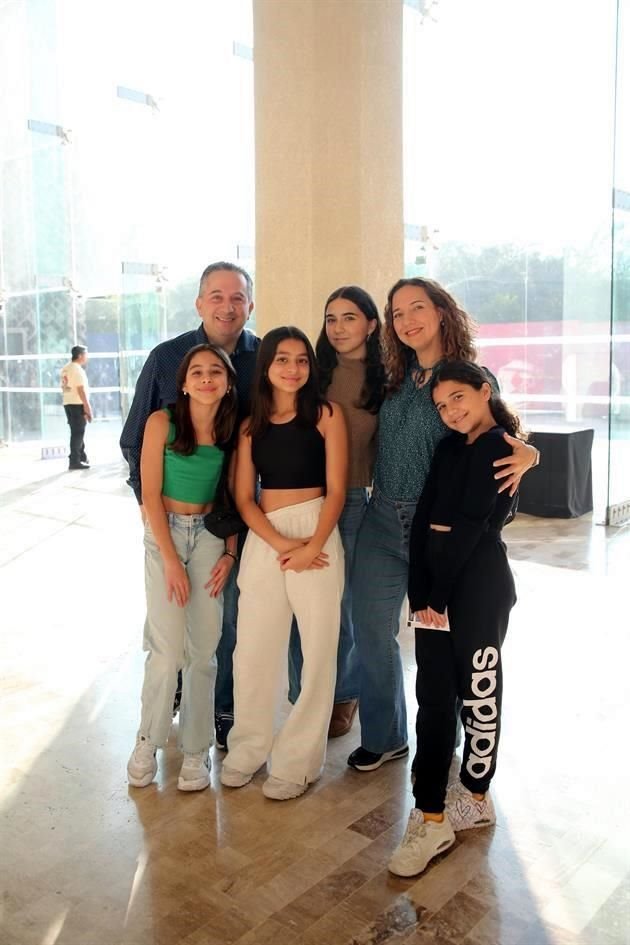 David Bermejo, María Bermejo, Daniela Richer de Bermejo, Mariana Pérez, María José Pérez y Lucía Bermejo