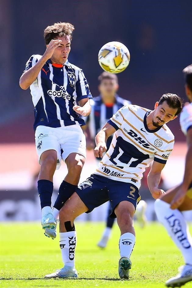 Íker Fimbres batalló al principio del partido, pero luego se asentó en medio campo.