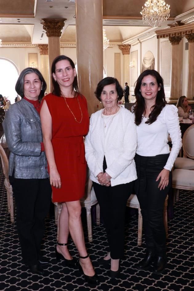 Tere Sánchez, Lucía Sánchez, Delia Cárdenas de Sánchez e Ileana Sánchez