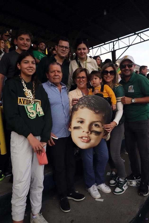 Carlos Penagos, Mauricio Cantú, Daniela Hulig, Luciana Lanz, Armando Cantú, Carmen González, Sebastián Cantú, Lucia Cantú y Jorge Lanz