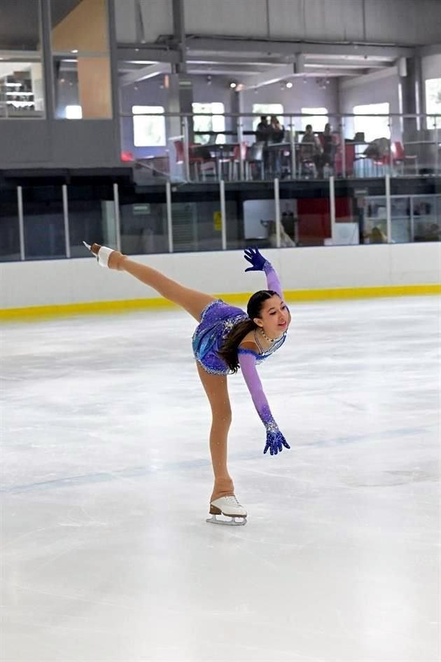 Con el tema 'Let´s Get Loud', la patinadora demostró sus mejores giros y saltos.