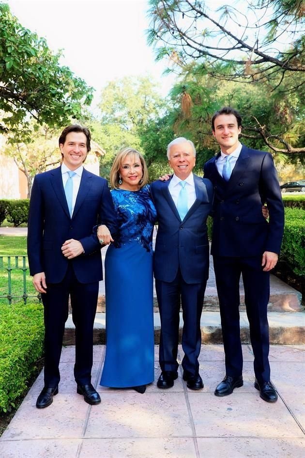 Mauricio de la Garza, María Clariond de De la Garza, Óscar de la Garza y Bernardo Chávez