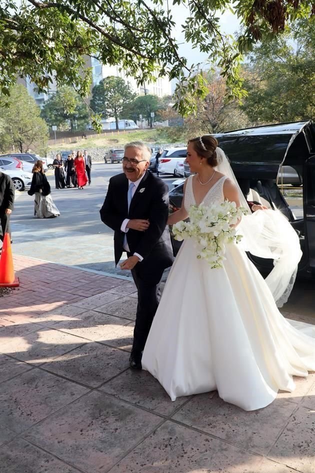 La novia con su papá Benjamín Clariond Reyes Retana.