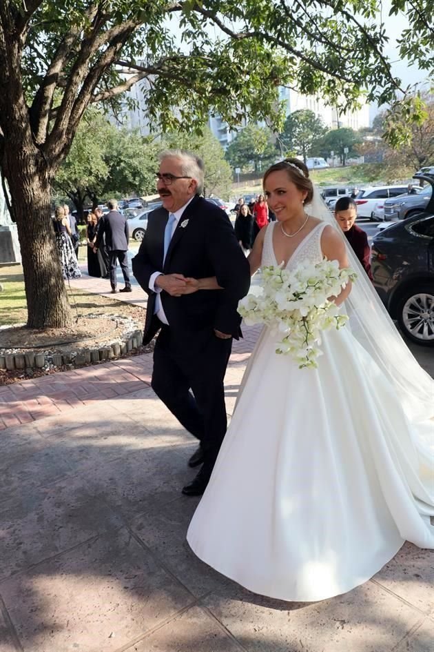 La novia con su papá Benjamín Clariond Reyes Retana.