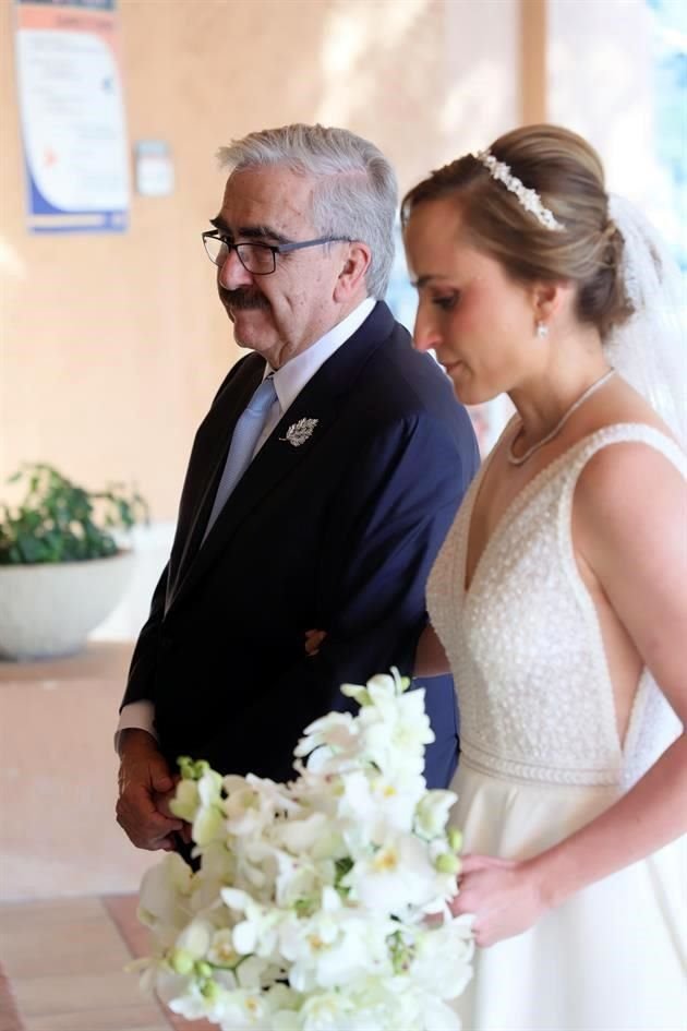 La novia con su papá Benjamín Clariond Reyes Retana.