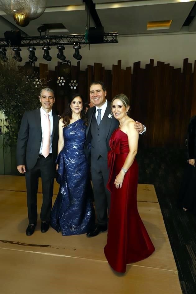 Ramón Escobedo y Catalina Elizondo de Escobedo, con los papás de la novia