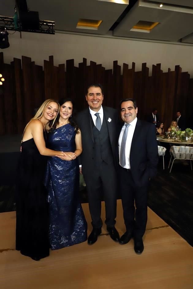 Frieda Erhard de Zavala y Óscar Zavala Barrera, con los papás de la novia