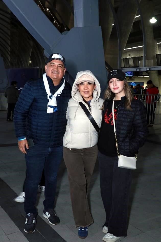 Hernando Lazcano, Angie Cantú y Valeria Lazcano