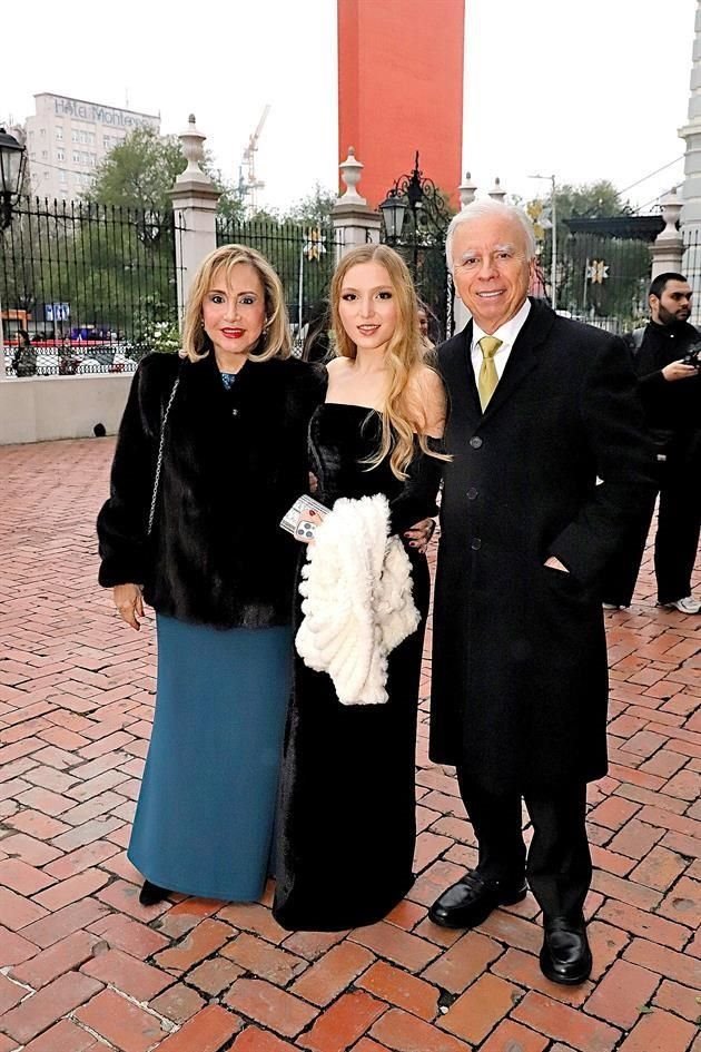 María Clariond de De la Garza, Valeria de la Garza y Óscar de la Garza