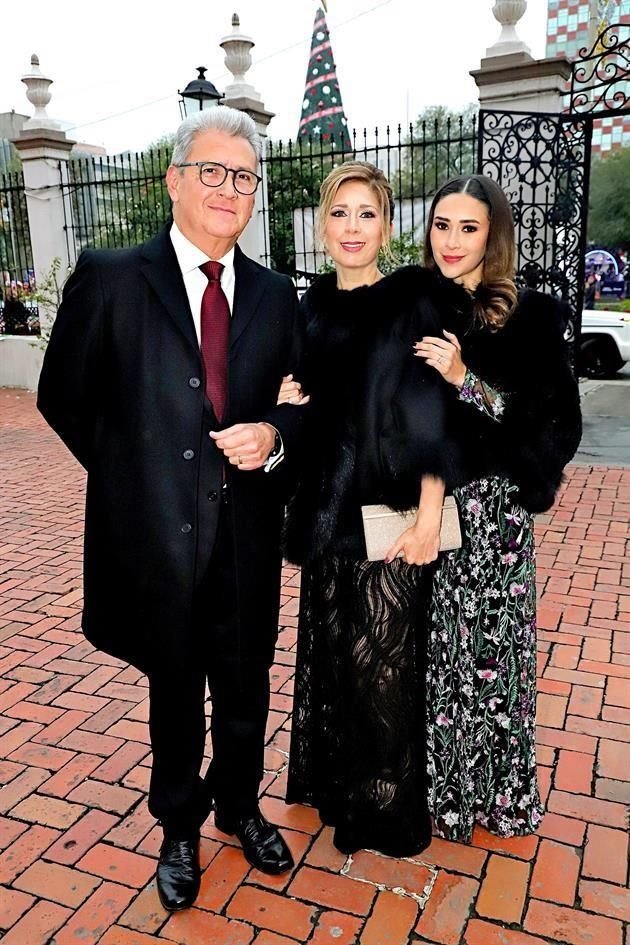 Manuel Acosta, Cecilia de Acosta y Kendra Acosta