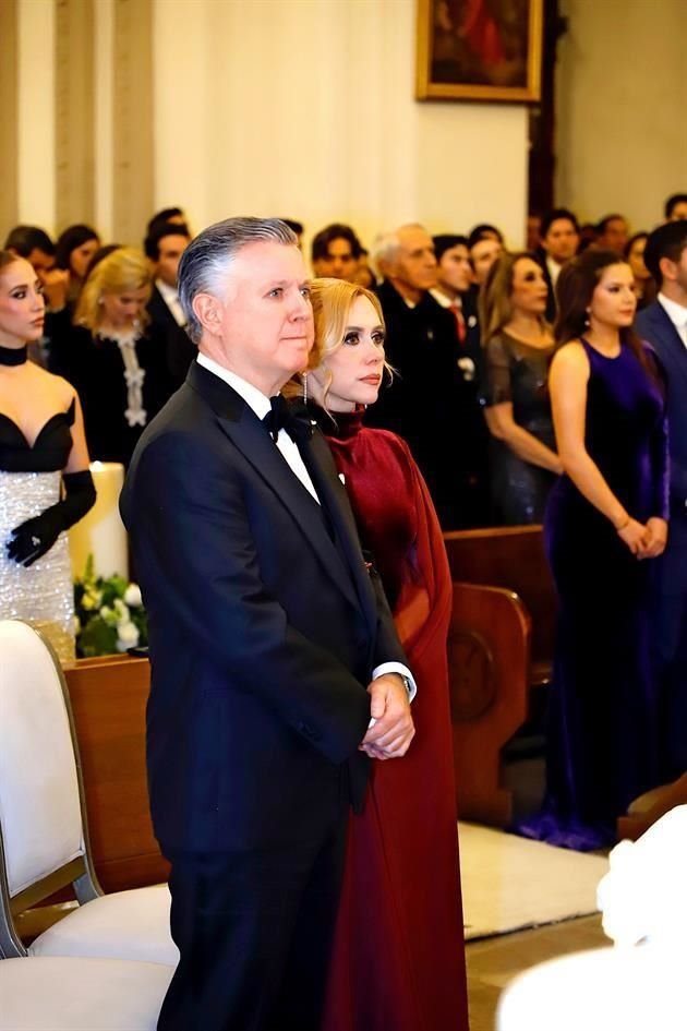 PAPÁS DEL NOVIO. Enrique Salinas Pérez y Minerva Villarreal de Salinas