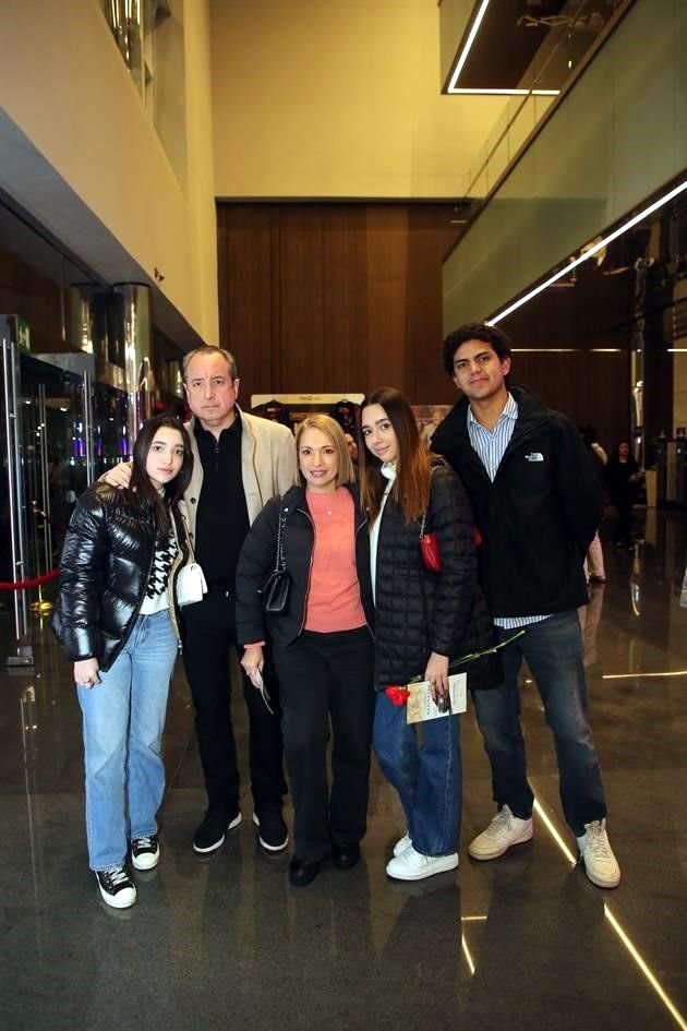 Ángela Garza, Carlos Garza, Raquel de Garza, Jimena Garza y Sebastián Castro