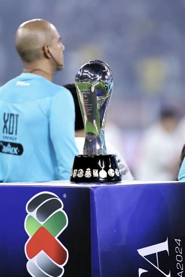 El bello trofeo que se guardará en las vitrinas del equipo campeón de la Liga MX.