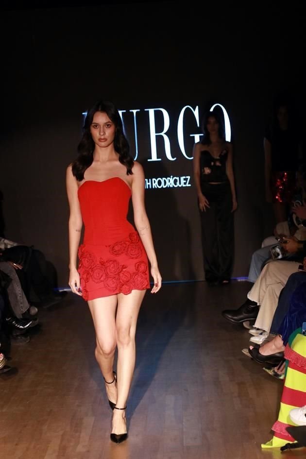 Dariana Treviño modela un diseño de Aneth Rodríguez