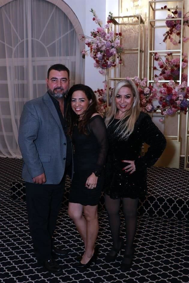 Javier Garza, Sandra de Garza y Cindy Valadez