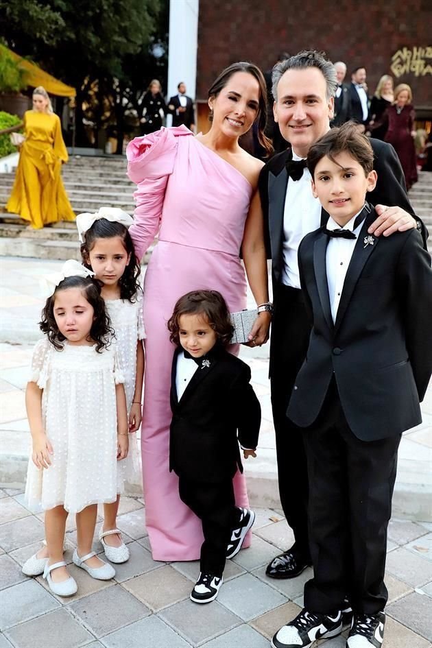 Gina Maiz de González y Gonzalo González, con sus hijos Gala, Gina, Gabriel y Gonzalo