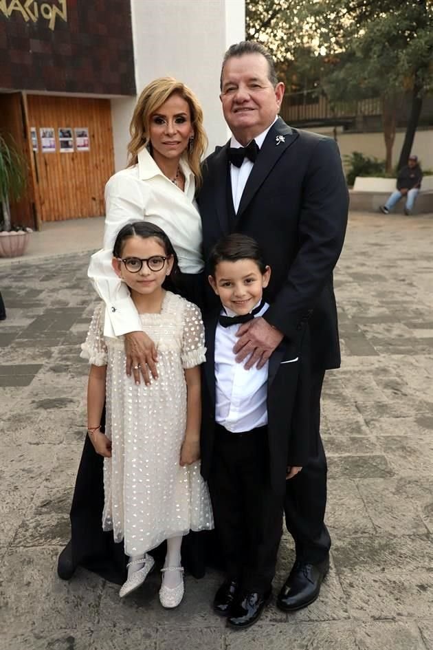 Raquel Serna de Flores, Miguel Flores Garza, María Flores y Miguel Ángel Flores