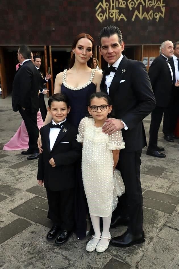 Yinel Fasci de Flores y Miguel Ángel Flores con sus hijos Miguel  y María Flores Fasci