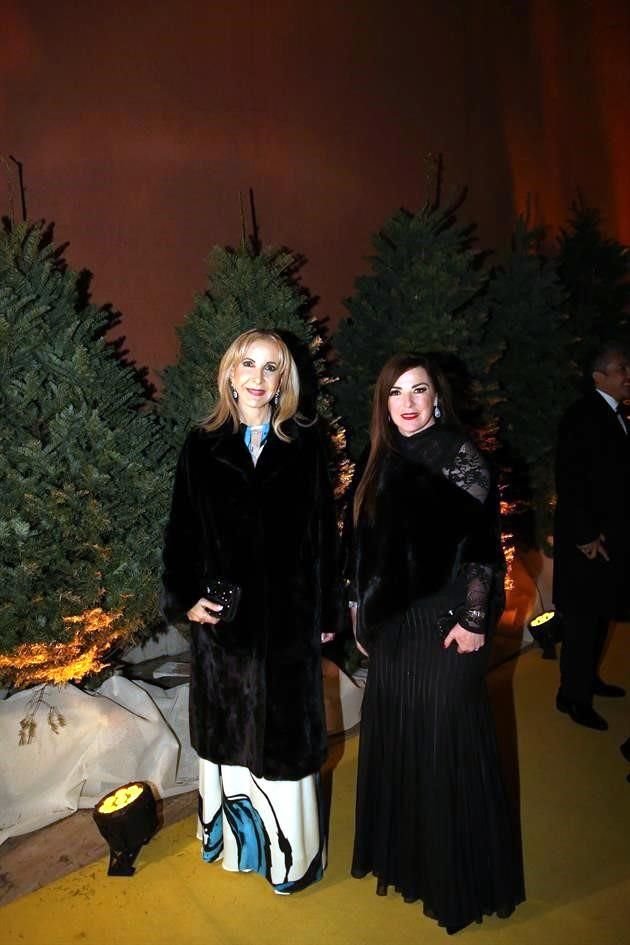 Lourdes González y Marlene Dávila de Rodríguez