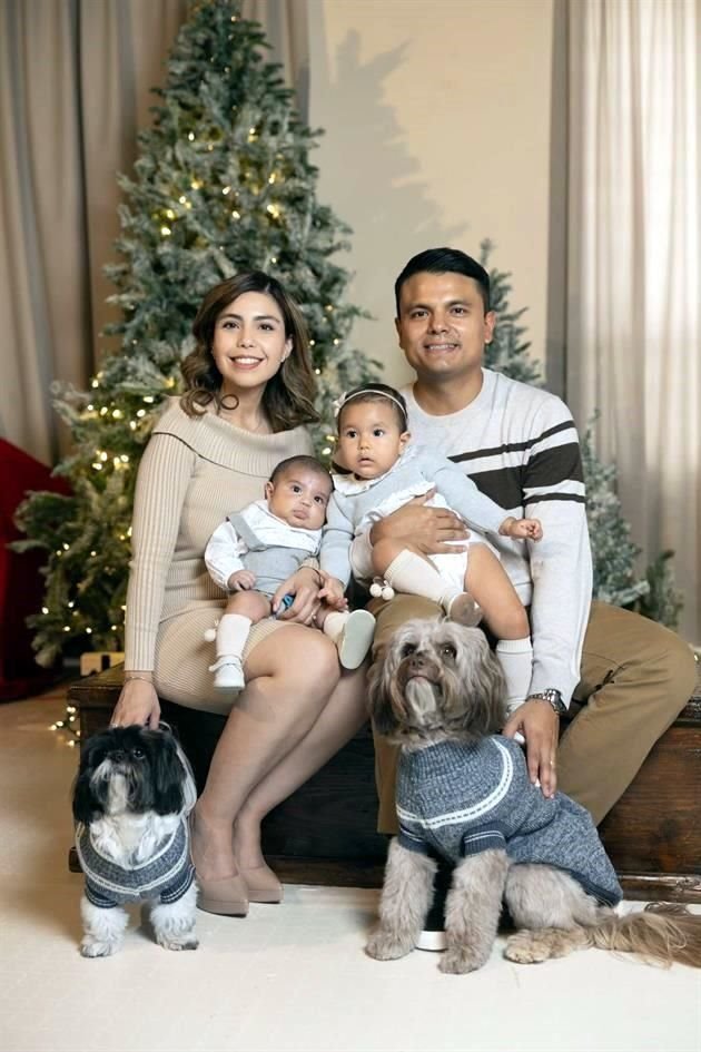 Abigail Garza y Adrián Martínez Garza con sus hijos, Herlinda y Jesús Martínez, y sus mascotas Mila y Tita