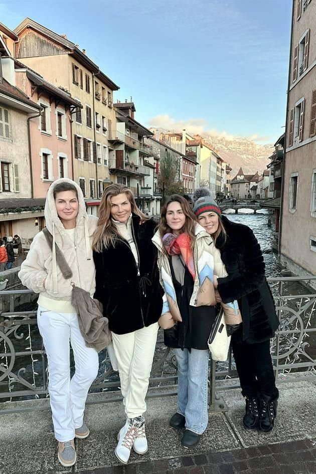 FRANCIA. Yaya Kosikova, Montserrat Oliver, Vivian Blanco y Rosa María Oliver