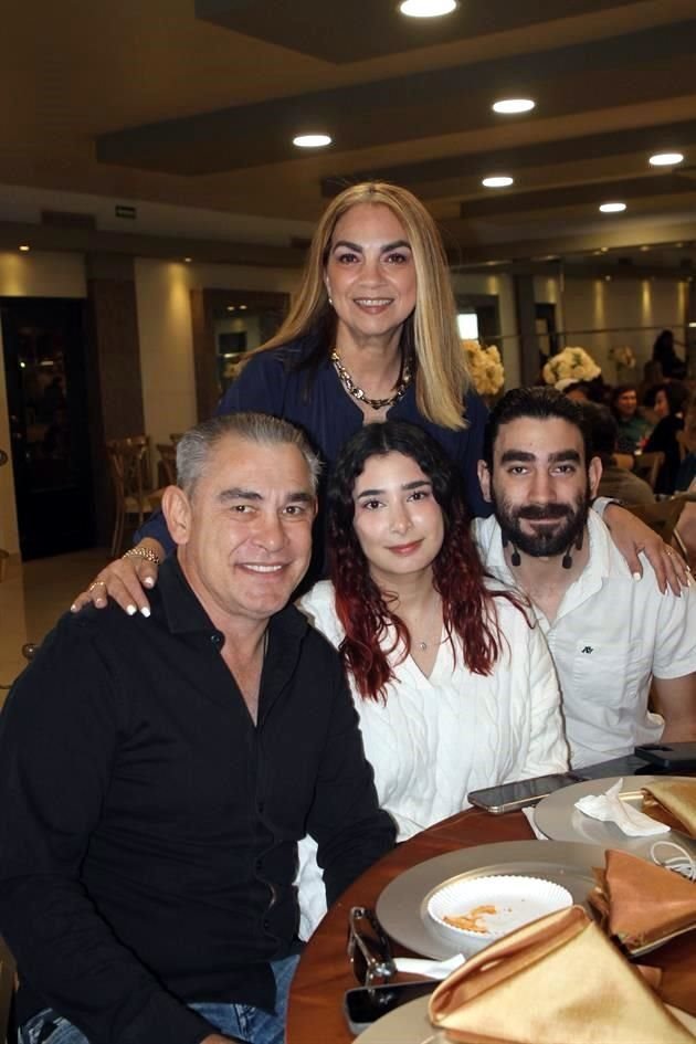 Cecilia Galindo Guajardo, Arturo Garza, Alexa Garza y Mauricio Garza