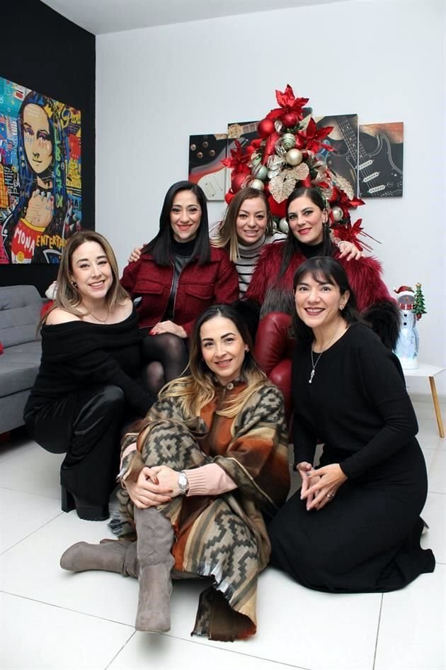 Dona Torres, Tily Villarreal, Astrid Ávila, Elisa Salinas, Paola García y Nadia Domínguez