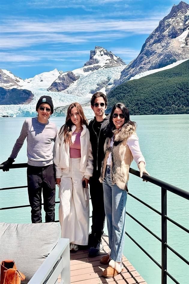 Claudia de la Torre con sus hijos Antonio, Caia, y Eugenio López