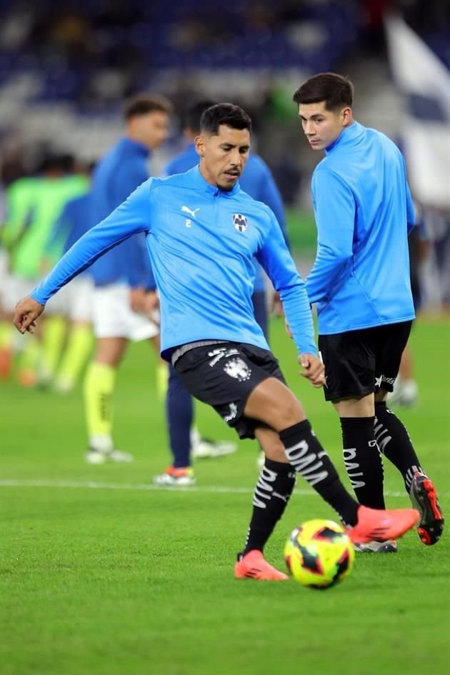 Ricardo Chávez, otro de los refuerzos de Rayados, calienta previo al duelo ante el Puebla.