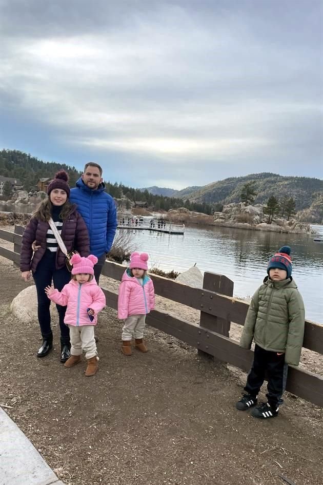 BIG BEAR LAKE, CALIFORNIA <br>Karina López de Fernández y Álvaro Fernández Salinas con Álvaro, Catalina y Luciana Fernández López,