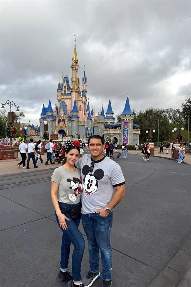 DISNEYWORLD,FLORIDA Grace Miller y Alexis Daniel Valadez Perales