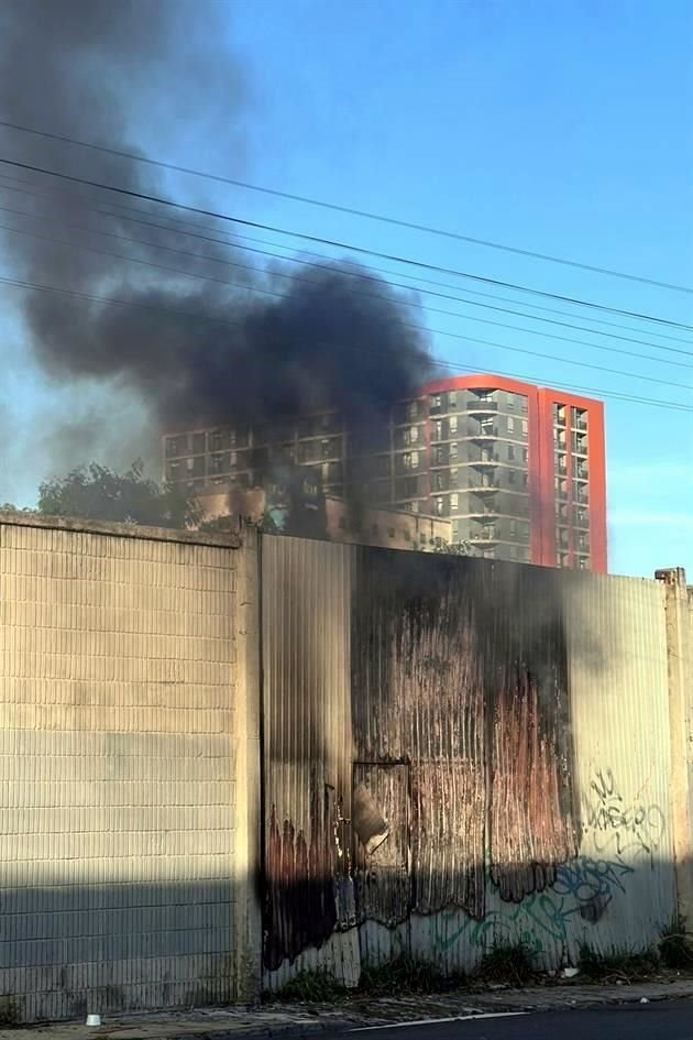El siniestro fue reportado alrededor de las 17:00 horas, en el cruce de Arteaga y Juan de la Barrera.